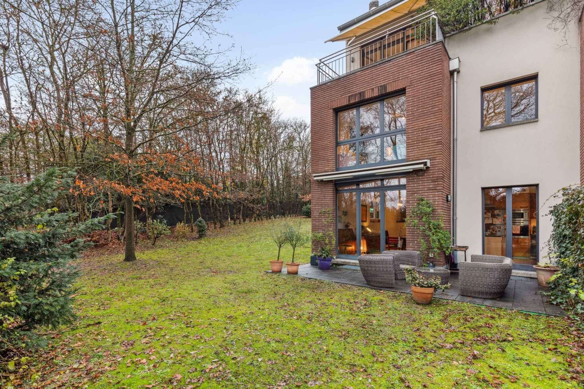 En exclusivité :                                                     Town House avec jardin à Champel                                                         